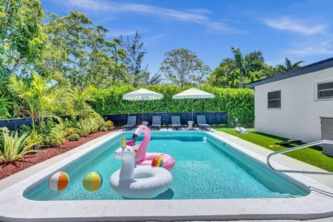 Garden view, Pool view, Swimming pool, sunbed