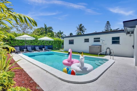 Pool view, Swimming pool, sunbed