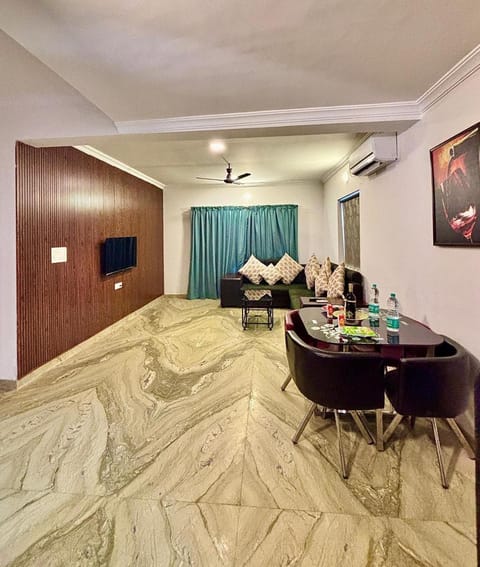 Bed, TV and multimedia, Living room, Photo of the whole room, Seating area, Dining area, air conditioner