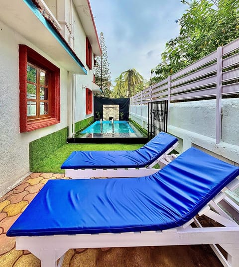 Pool view, Swimming pool, sunbed