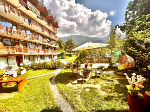 Himalayan Fort Resort, Manali - !!Riverside Property !! Big Garden with Bonfire !! Guest preferred !! Scenic River & Mountain View !! Big Parking !! Luxury Balcony Rooms !! Playing Zone !! Property of the Year Hotel in Manali