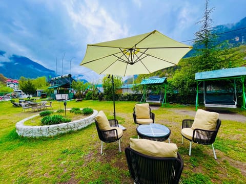 Himalayan Fort Resort, Manali - !!Riverside Property !! Big Garden with Bonfire !! Guest preferred !! Scenic River & Mountain View !! Big Parking !! Luxury Balcony Rooms !! Playing Zone !! Property of the Year Hotel in Manali