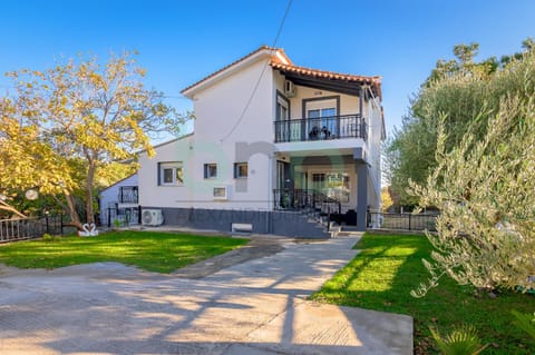 Property building, Day, Neighbourhood, Garden, Garden view, Street view