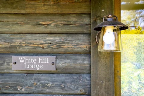 White Hill Lodge - rustic cabin set in a stunning meadow Apartment in Sevenoaks District