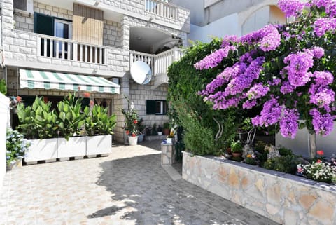 Villa Senjkovic - Apartments with Balcony and Sea View Appartamento in Bol