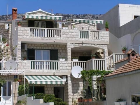 Facade/entrance, Spring, Day, Balcony/Terrace, On site