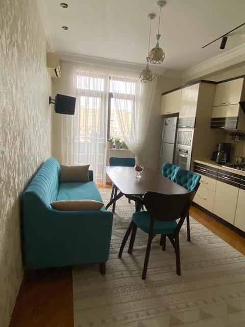 Kitchen or kitchenette, Seating area, Dining area, oven