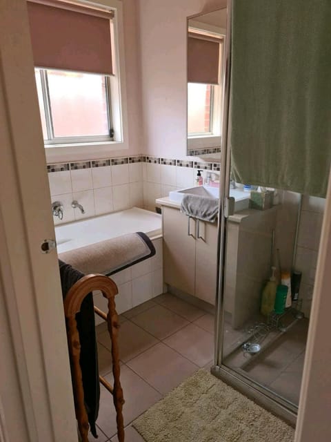 Photo of the whole room, Bath, towels