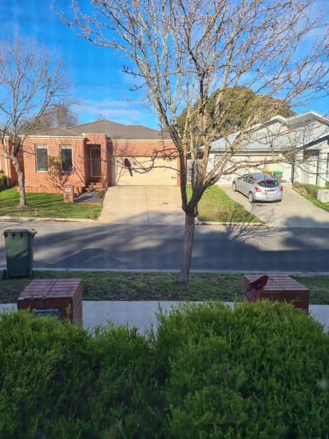 Property building, Spring, Neighbourhood, Garden, Balcony/Terrace, Garden view, Street view, Location, Parking