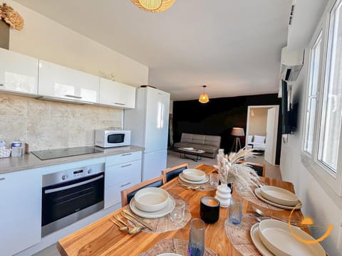 Kitchen or kitchenette, Dining area, dishwasher, minibar, oven, pet friendly, stove, toaster