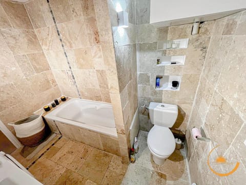 Shower, Toilet, Bathroom, Bath, bidet, towels