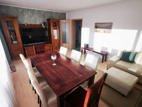 Communal lounge/ TV room, TV and multimedia, Living room, Seating area, Dining area, Evening entertainment