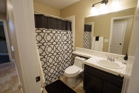 Spacious 4BR in Fresno, CA House in Fresno