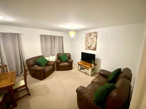 TV and multimedia, Living room, Seating area, Evening entertainment