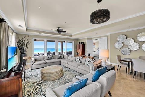 Luxury Penthouse at Sea Breeze #9 Haus in Grand Cayman