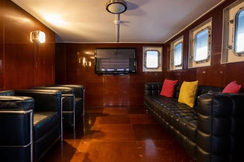 Communal lounge/ TV room, Living room, Seating area, Evening entertainment