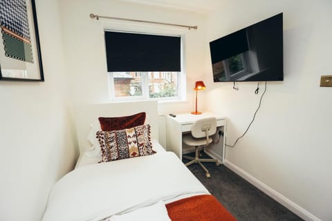 Bed, TV and multimedia, Bedroom