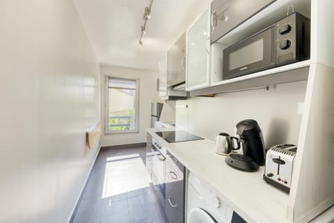 Coffee/tea facilities, Kitchen or kitchenette, oven, stove, toaster