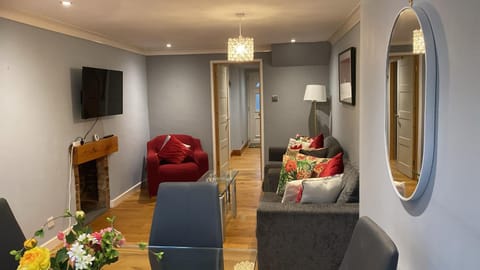 Communal lounge/ TV room, TV and multimedia, Living room, Seating area, Evening entertainment