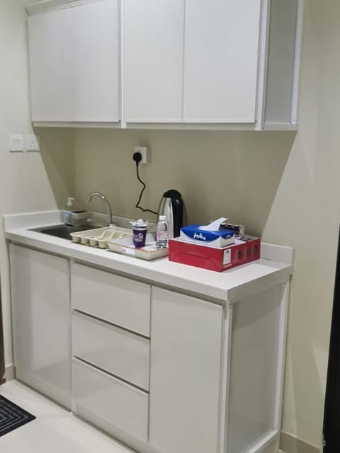 Kitchen or kitchenette, minibar