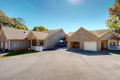 Lakeshore Glenn House in Smith Mountain Lake