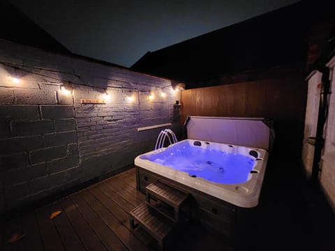 Derby City Centre Apartment with Roof Top Hot Tub Apartment in Derby