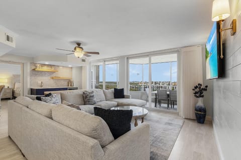 Gulffront Bliss: 3BR w/ Stunning Views & Pools House in Estero Island