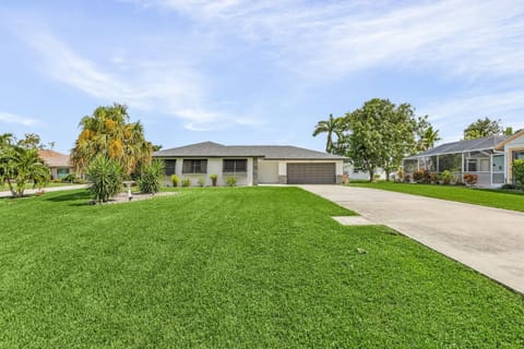 Soak up the Sun - Relaxing Getaway House in Cape Coral