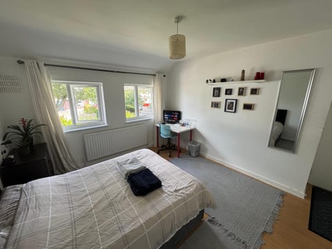 Bed, TV and multimedia, Photo of the whole room, Bedroom, towels