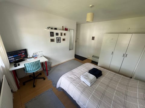 Bed, TV and multimedia, Photo of the whole room, Bedroom, towels, wardrobe