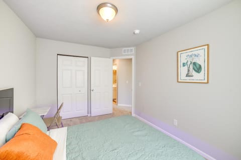 10 Mi to Grand Rapids Modern Townhome! Casa in Kentwood