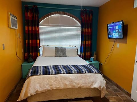 Bed, TV and multimedia, Bedroom