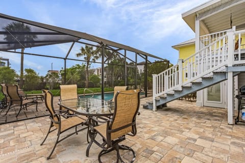 Private 2-Level Home: Heated Screened Pool, Beach! House in Estero Island