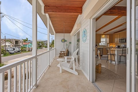 Private 2-Level Home: Heated Screened Pool, Beach! House in Estero Island