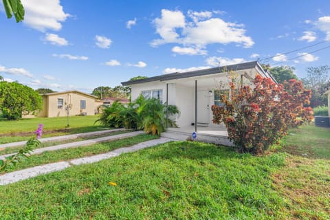 Remodeled 3 bed 1 bath Home Near Beach with Game Room! House in Fort Pierce