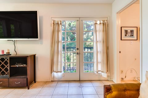 Less Than 1 Mi to UCLA Pet-Friendly Couples Retreat! Appartamento in Westwood