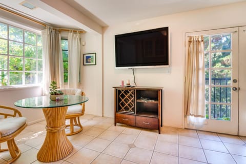 Less Than 1 Mi to UCLA Pet-Friendly Couples Retreat! Appartamento in Westwood