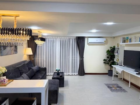 Communal lounge/ TV room, TV and multimedia, Living room, Seating area, Evening entertainment, air conditioner