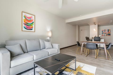 WeHo Topfloor Suite d Apartment in West Hollywood