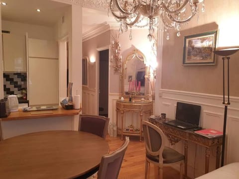 Appartement au cœur du quartier Butte Montmartre Apartment in Paris