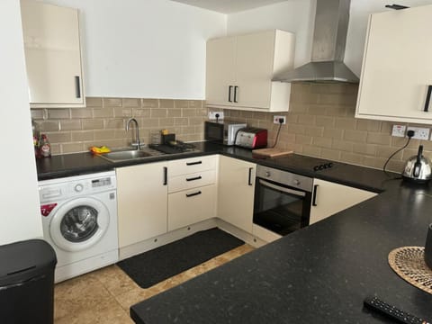 The Clifton- Spacious Wolverhampton Apartment, perfect for contractors, close to City Centre and Molinuex Stadium Apartment in Wolverhampton