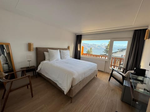 Bed, Natural landscape, TV and multimedia, View (from property/room), Balcony/Terrace, Photo of the whole room, Bedroom, Mountain view