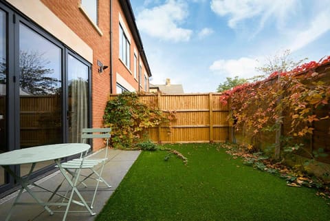 Patio, Day, Garden, Garden, Balcony/Terrace, Dining area