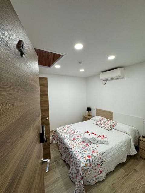 Bed, TV and multimedia, Photo of the whole room, Bedroom, air conditioner