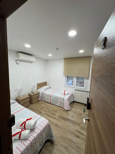 Bed, TV and multimedia, Photo of the whole room, Bedroom, air conditioner