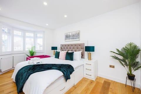 4 Bedroom Home, London, Games Room , Pool Table , Air Hockey Weekly & Monthly Offers by AV Stays Short Lets Sidcup with Free Parking Apartment in Sidcup