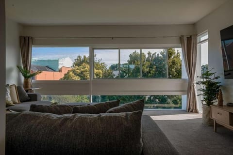 Sun Soaked 1 BD Full Kitchen Sea View Apartment in Auckland