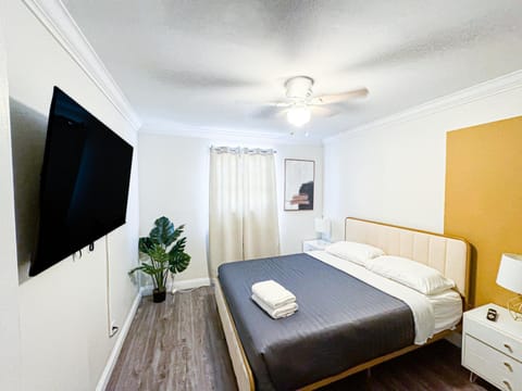 Bed, TV and multimedia, Photo of the whole room, Bedroom, towels