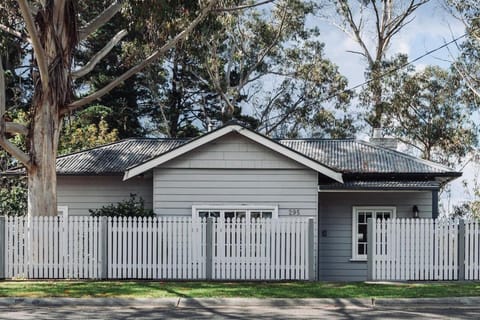 Little Mountains Cottage House in Katoomba