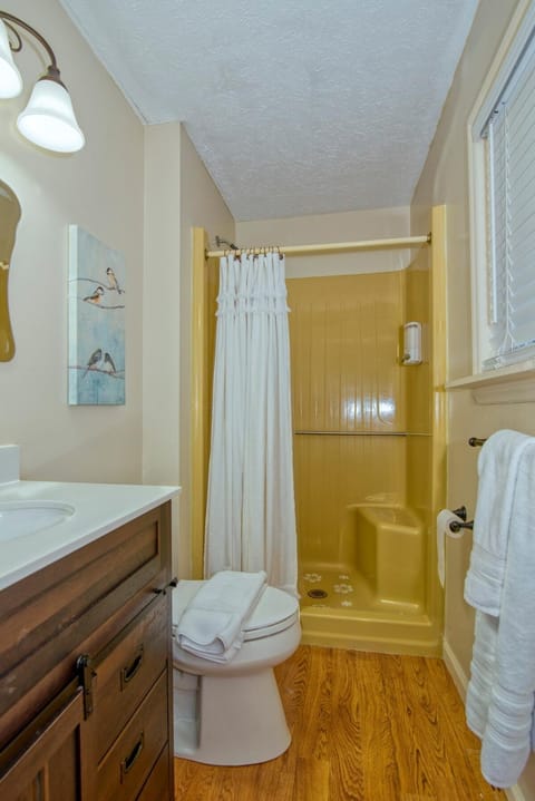 Calm & Spacious 5 Star Location Queen Beds House in Johnson City